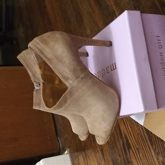 Audrey Brooke tan suede booties - Picture 2 of 3